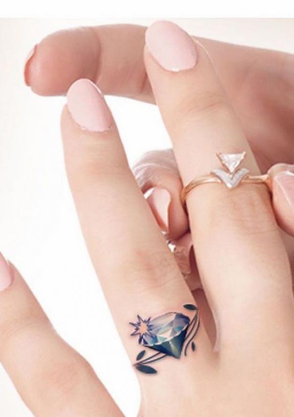 16 Mini Finger Tattoo Ideas You Will Fall In Love With - Features -