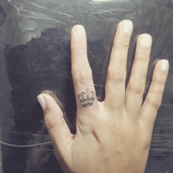 Vine finger tattoo. 🌱 #vinetattoo #vinefingertattoo #fingertattoos  #pointilismtattoo #pointilism | Instagram