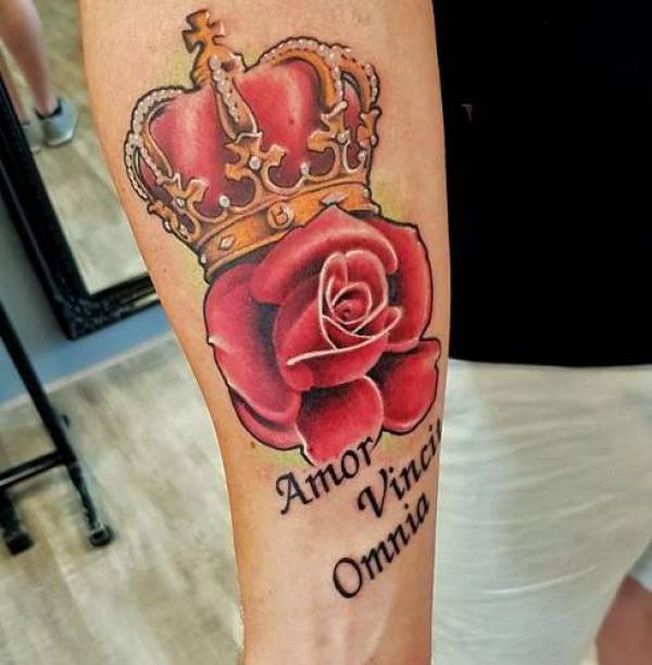 CROWN 👑 | Tattoos for daughters, Crown finger tattoo, Finger tattoos
