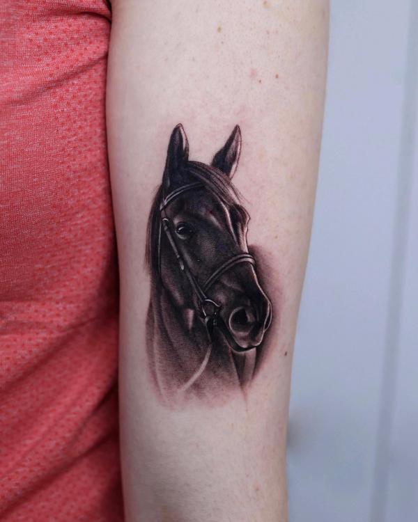 I want to get a horse tattoo. I want a simple design cause I'm not a fan of  pain. Do any of you have one? : r/Horses