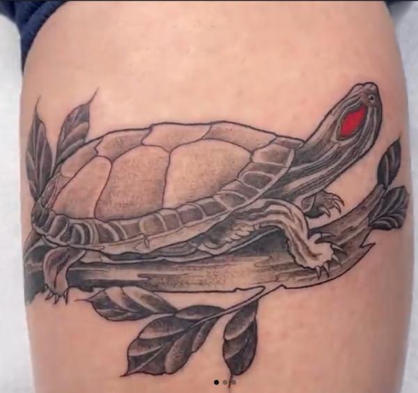 tortoise from my flash 🐢 - - - #tattoo #stickandpoketattoo #handpoketattoo  #smalltattoo #daintytattoo #finelinetattoo #tortoise | Instagram