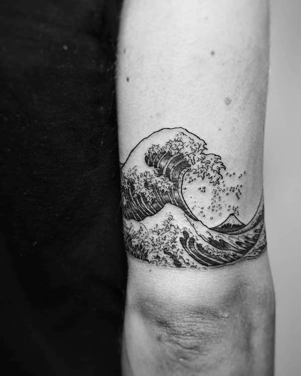 Riding the Waves: Exploring the Beauty of Wave Tattoos | Art and Design