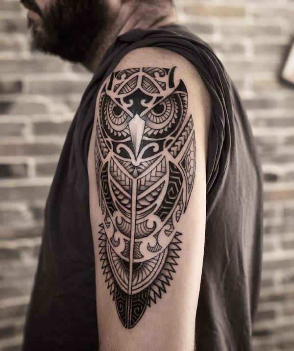 Shoulder blade tattoo of an owl on a watercolor style