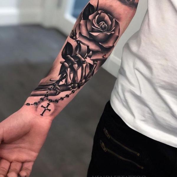 Darkly Gothic  look at this black rose tattoo They look so cool Tag your  squad By blackmoth  Facebook