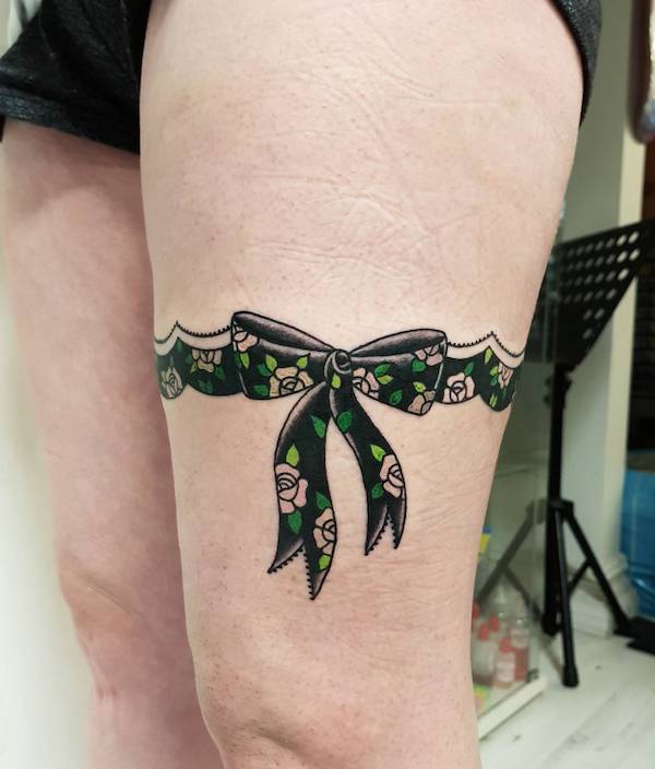 Ikati lombala we-Thigh ngephethini le-violet bow tattoo