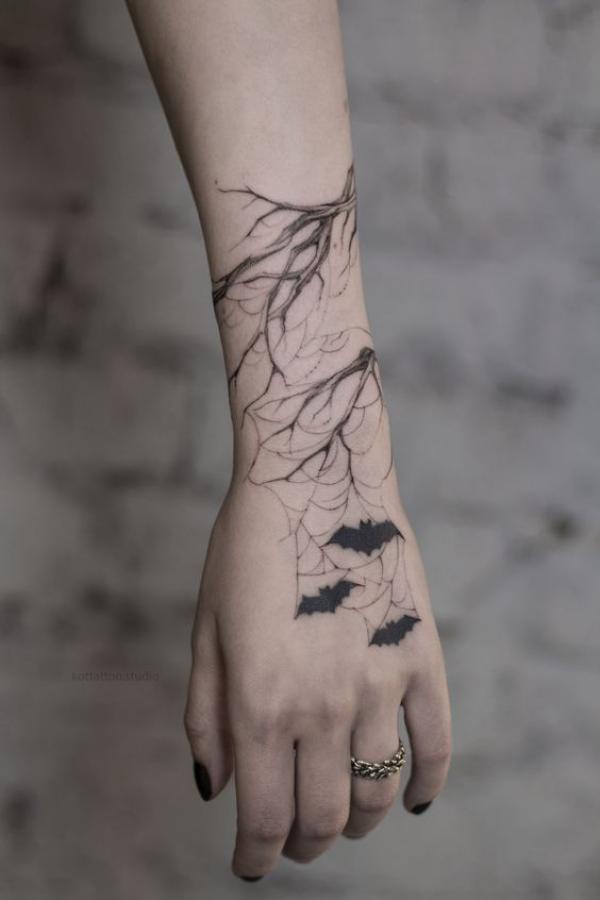 Hand poked bat tattoo on the ankle. Tattoo Artist: Sarah March | Tatuagem  de morcego, Tatuagens de morcegos, Tatuagens impressionantes