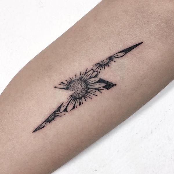 My latest tattoo is a lightning bolt recognizing Okimâw Pîyasew. He's one  of our main grandfathers that promised the Creator he would help… |  Instagram