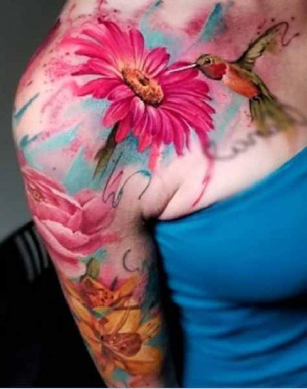 Daisy flowers on the left shoulder blade.