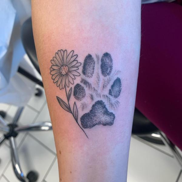 A delicate daisy chain today for my... - Fran Bradshaw-Tattoo | Facebook