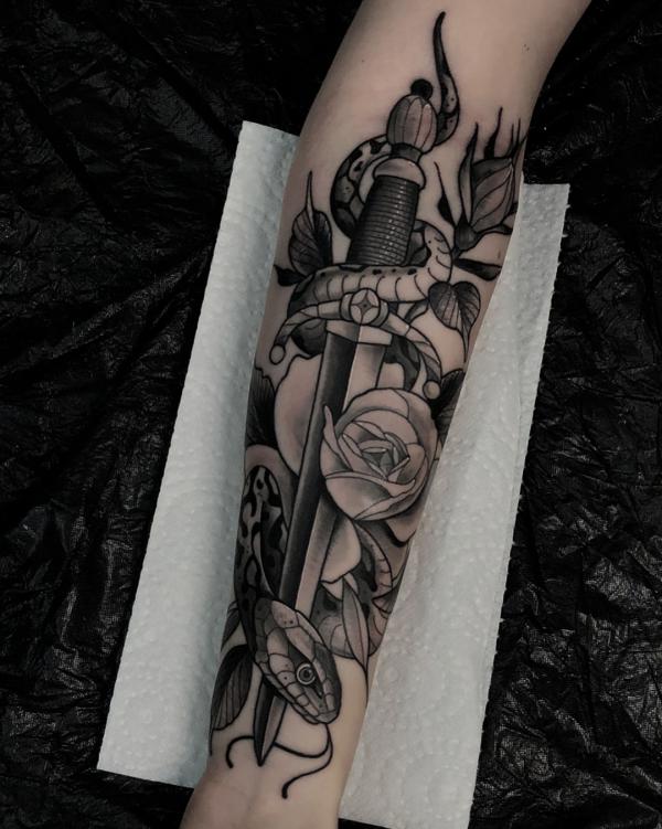 80 Rose and Dagger Tattoo Designs: A Blend of Beauty and Edge | Art and ...