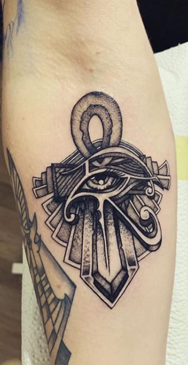 Ojo de horus tattoo design on Craiyon