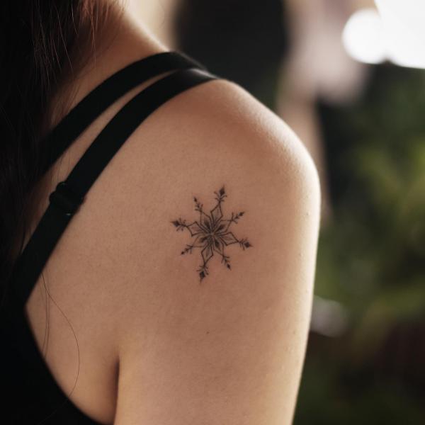 SNOWFLAKE CHRISTMAS TATTOO DESIGNS FOR WINTER | Hình xăm, Xăm, Bông tuyết