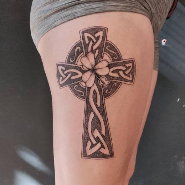 Polynesian inspired thigh tattoo on Mark , Celtic knot reflects his Irish  heritage | Higgins Tattoo
