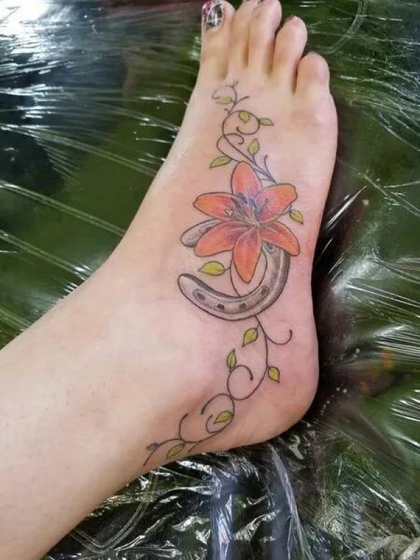 60 Amazing Lily Flower Tattoo Designs For Girls - Blurmark | Flower tattoo, Lily  flower tattoos, Picture tattoos