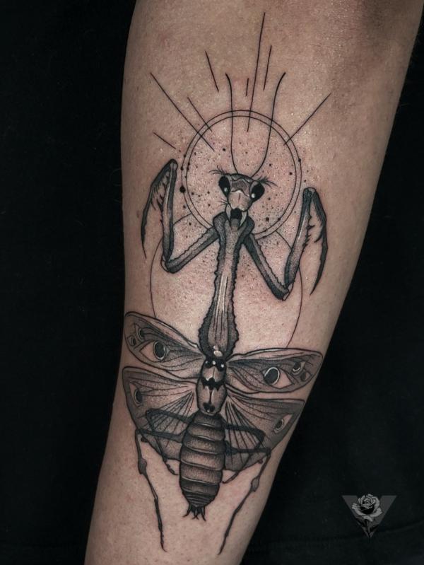 50 praying mantis tattoos: Meaning and Designs