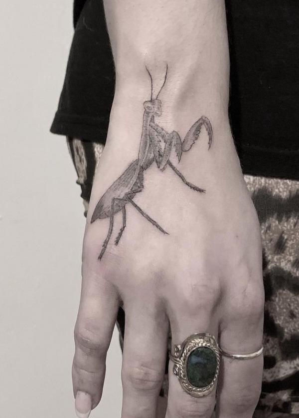 50 praying mantis tattoos: Meaning and Designs