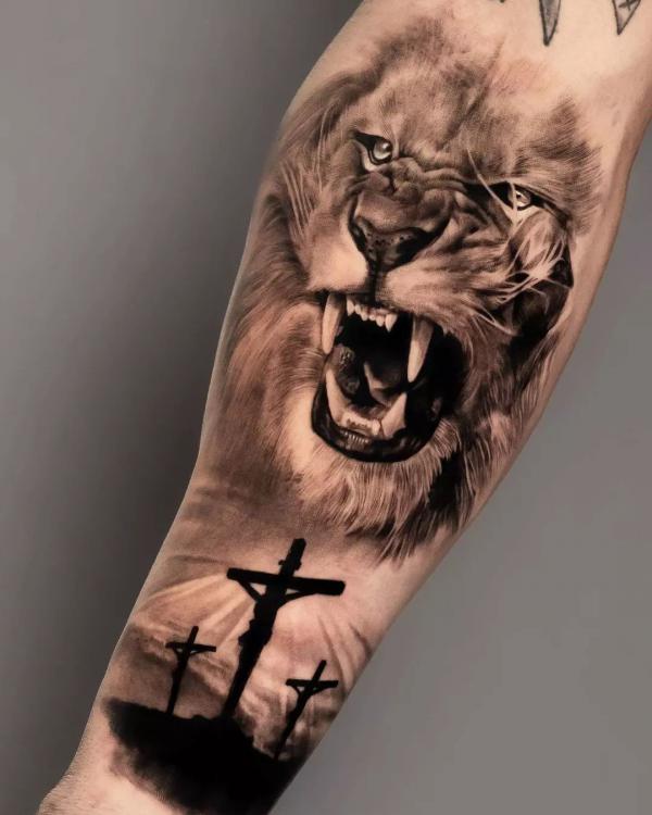 The Majestic Blend: Cross with Lion Tattoos | Art and Design