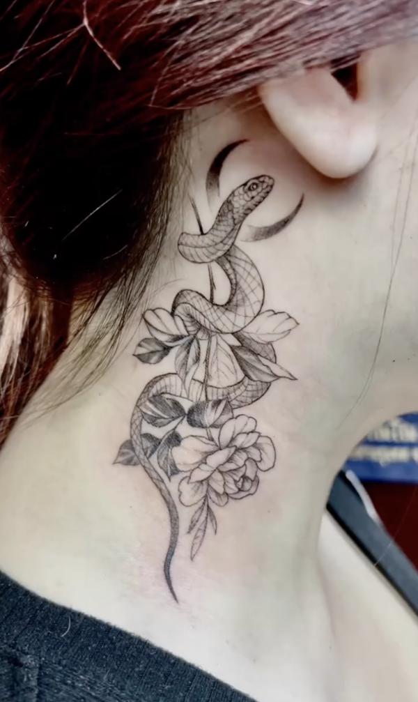 There are many different reasons why people get snake collarbone tattoos.  Some people get th… | Collar bone tattoo, Shoulder tattoos for women, Neck  tattoo for guys