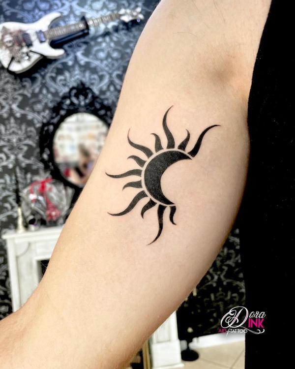 Tattoo design sun hi-res stock photography and images - Alamy