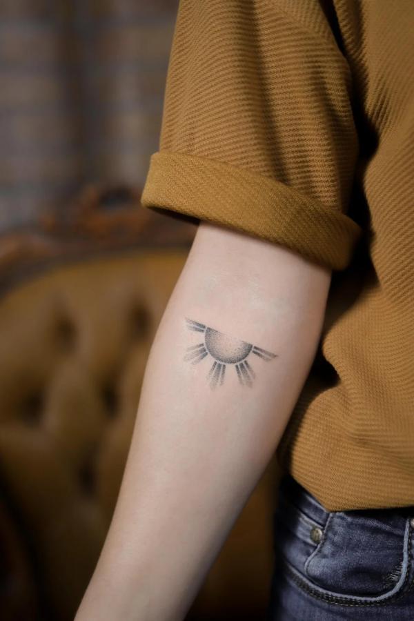 little sun tattoo | Hippie tattoo, Simplistic tattoos, Hand tattoos